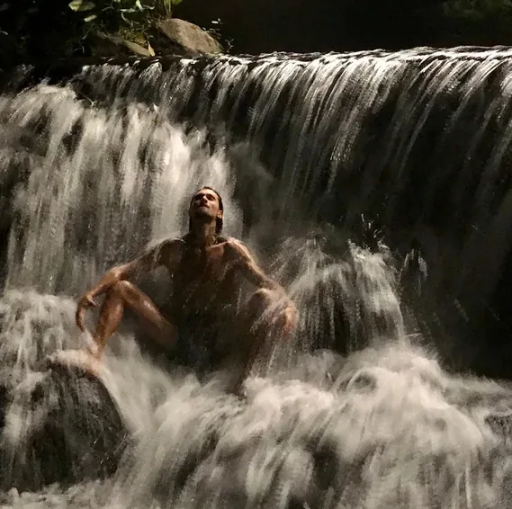 Santiago Rafael meditando bajo una cascada.