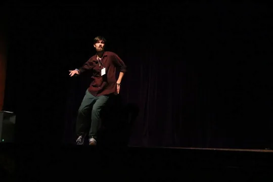 Santiago Rafael dando una charla en un escenario.