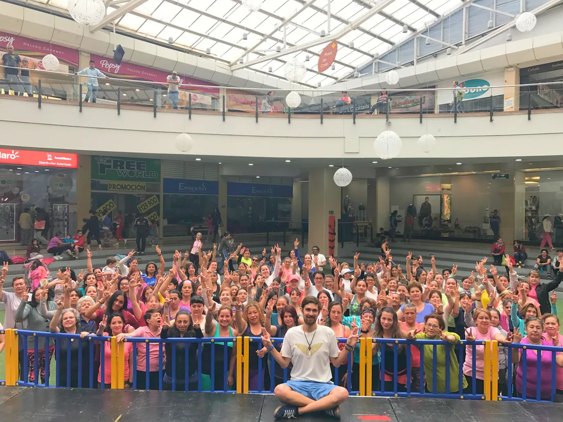 Santiago Rafael con un grupo grande de personas en un centro comercial.