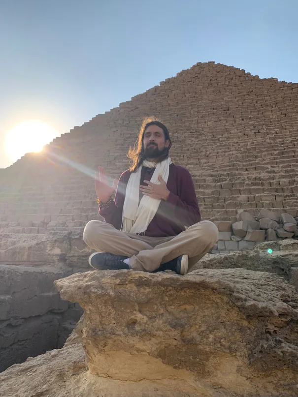 Santiago Rafael frente a la torre de Glastonbury.