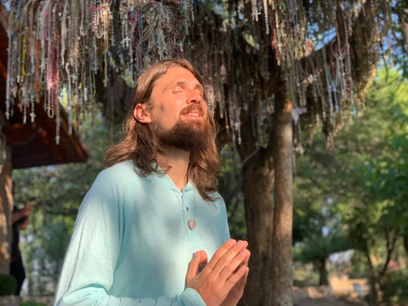 Santiago Rafael meditando frente a una pirámide de Egipto.
